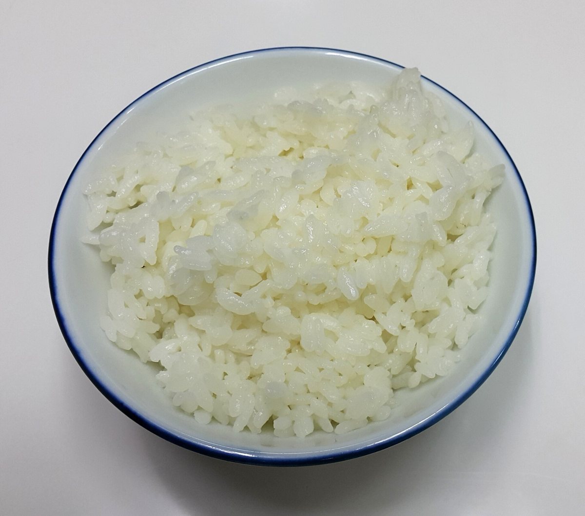 茶わんに盛った白いご飯